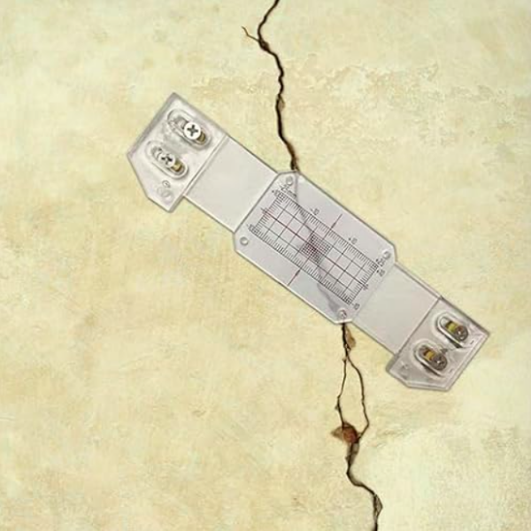 L'évolution des fissures d'une maison peut être suivie à distance grâce à un fissuromètre connecté - doc. Saugnac Jauges