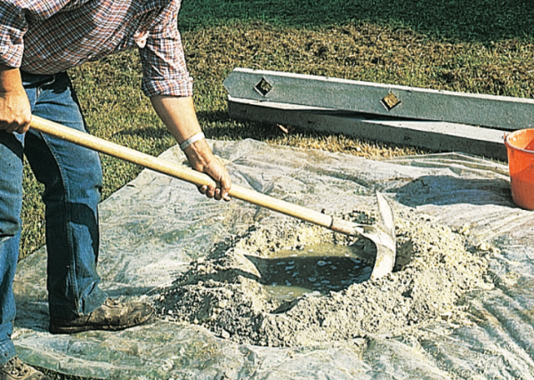 Le gâchage du mortier ou du béton peut se faire sur le sol - doc. coll. C.P.