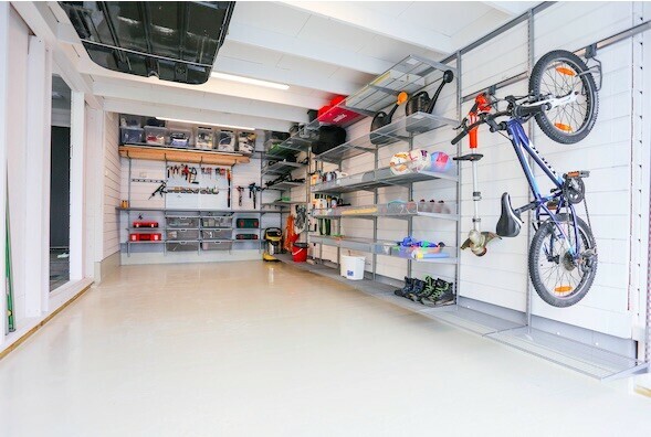 Un garage bien organisé permet de concilier espace de rangement et stationnement de la voiture - doc. www.maison-dressing-rangement.com