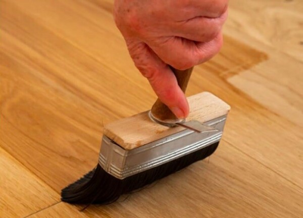 Le huilage du parquet se fait avec une brosse large - doc. Amazon / Mauler