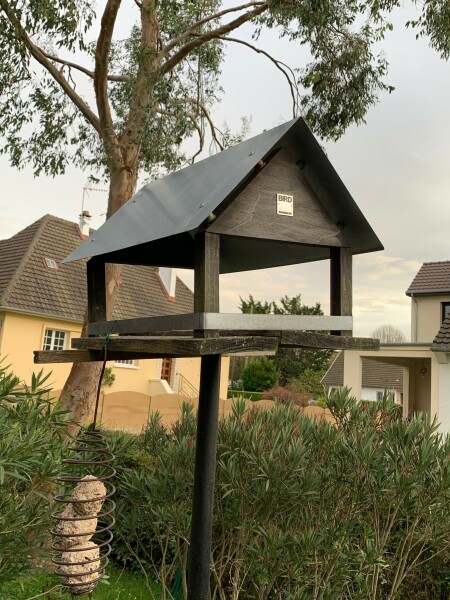 Une maisonnette pour les oiseaux est idéal pour leur proposer des graines et suspendre un ressort à boules de graisse - cl. C.P.