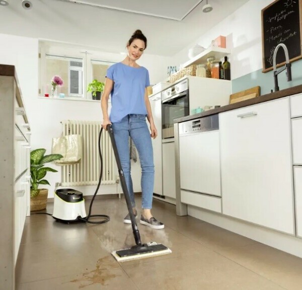 Le nettoyeur vapeur est idéal pour nettoyer et assainir le sol de la cuisine - doc. Karcher