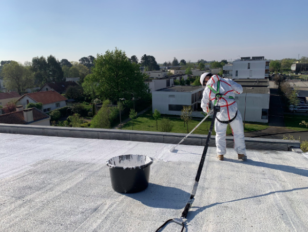 Peindre un toit terrasse en blanc pour combattre la chaleur - doc. Enercool