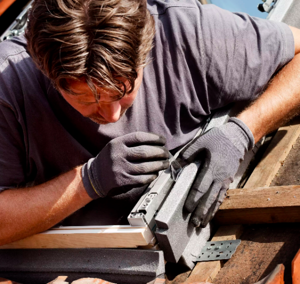 Le remplacement d'une fenêtre de toit ne prend pas plus de 4 heures - doc. VELUX®