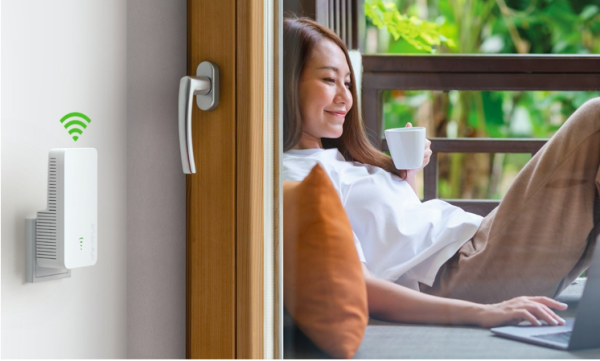 Grâce à un répéteur, captez partout à la maison, sur le balcon ou la terrasse et même dans le jardin - doc. devolo