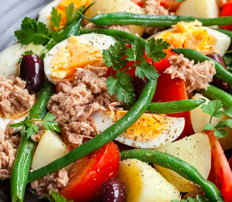 Les ingrédients de base d'une bonne salade niçoise sont incontournables - doc. Intermarché