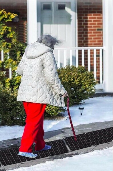 Le tapis de déneigement constitue une solution efficace pour faire fondre la neige et le verglas - doc. Amazon / NILoykg &Tapis