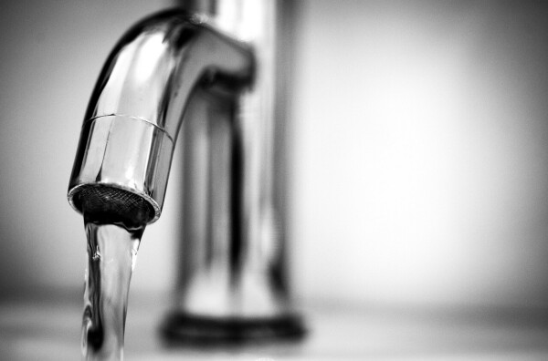 Pour que l'eau du robinet coule correctement, il faut détartrer le mousseur du robinet - Image par Rudy and Peter Skitterians de Pixabay